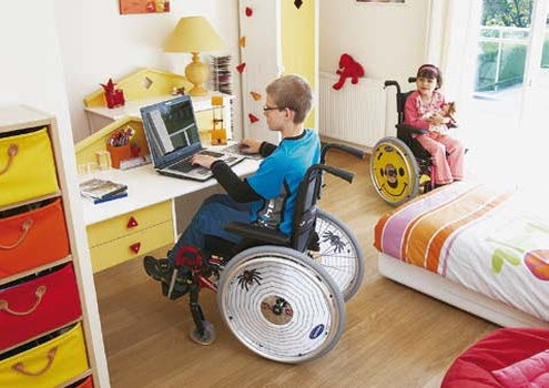 Середньоактивне дитяче крісло колісне Invacare Action 3 Junior